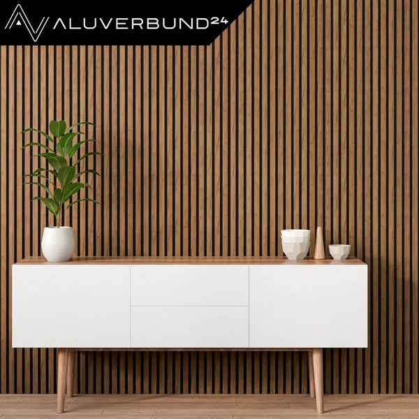 Wandpaneele aus Holzlatten hinter einem Sideboard mit Dekoration und einer Pflanze in einem Raum.