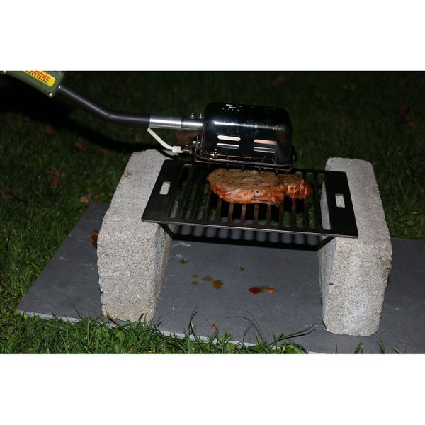 Abflammgerät über gegrillten Bananen im Aussenbereich.