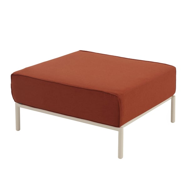 Quadratischer Hocker mit terrakottafarbenem Polsterkissen und hellem Metallgestell.