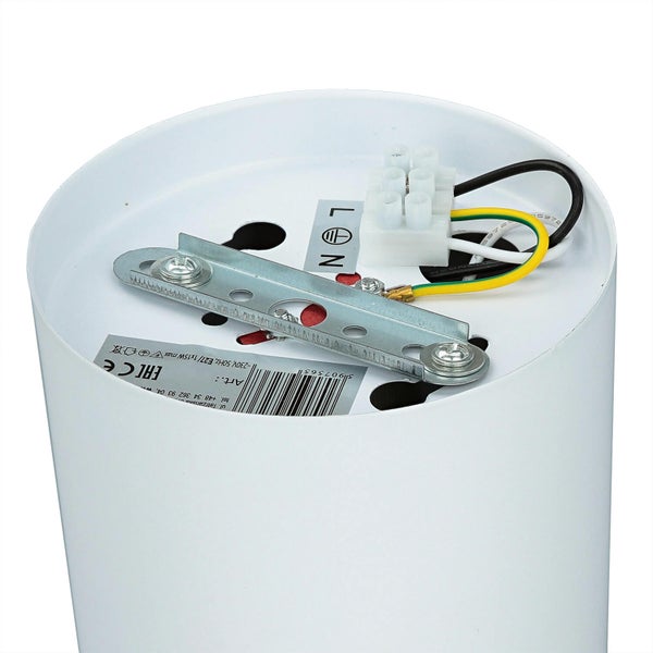 Innenansicht einer weißen Deckenleuchte mit Anschlussklemmen und Befestigungsmaterial