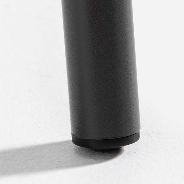 Detailansicht eines schwarzen texturierten Möbelfußes aus Metall mit Kunststoffgleiter.