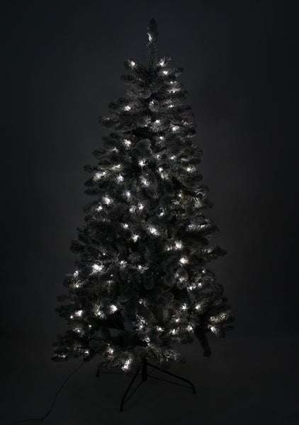 Künstlicher Weihnachtsbaum mit LED Beleuchtung auf einem Metallständer vor dunklem Hintergrund