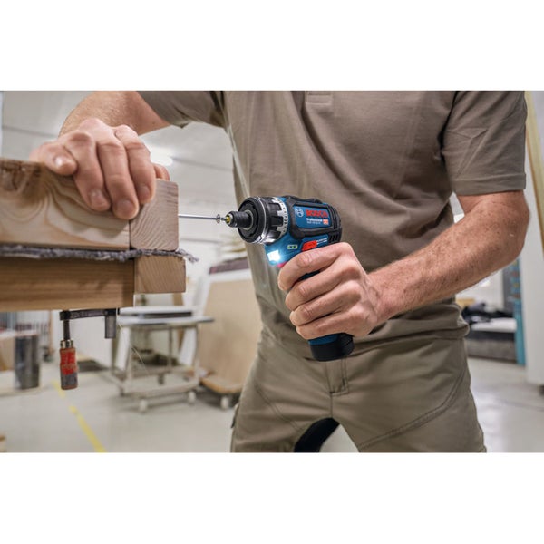Handwerker schraubt mit einem kompakten Bosch Professional Akku Bohrschrauber eine Schraube in ein Holzelement.