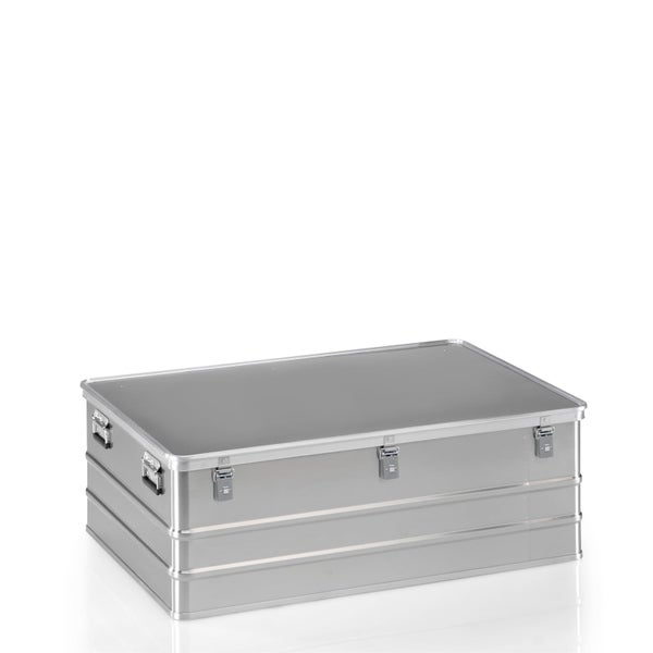 Schutznetz für Balkon oder Garten mit Hand im Vordergrund