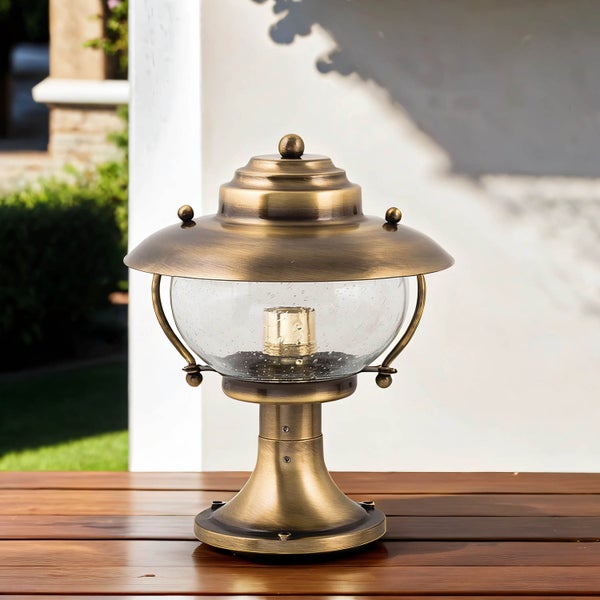 Goldfarbene Sockelleuchte mit transparentem Lampenschirm für den Außenbereich