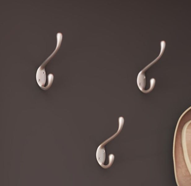 Drei einzelne Kleiderhaken zur Wandmontage