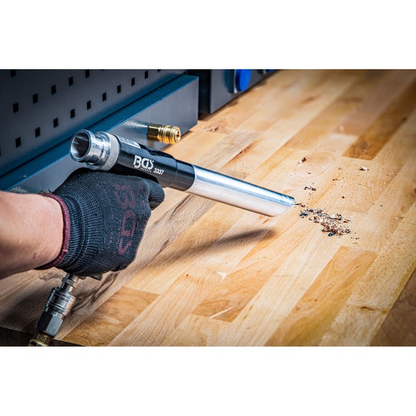 BGS Druckluftpistole zum Entfernen von Spänen auf einer Holzwerkbank