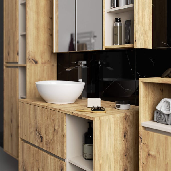 Badezimmer mit Waschbecken, Spiegelschrank und Holzoptik