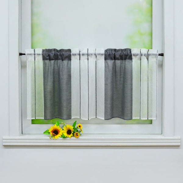 Kurze gestreifte Gardine am Fenster