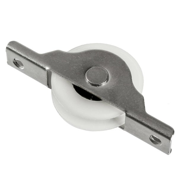 Eine Seilrolle mit Gehäuse aus Metall und einer Rolle aus Kunststoff zur Montage