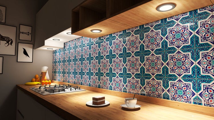 Dekorative Küche mit gemusterten Fliesen, Holzarbeitsplatte und eingebautem Kochfeld.