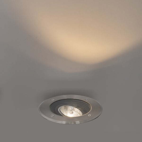 Bodeneinbaustrahler aus Edelstahl mit eingeschaltetem Leuchtmittel und Lichtkegel an der Wand.