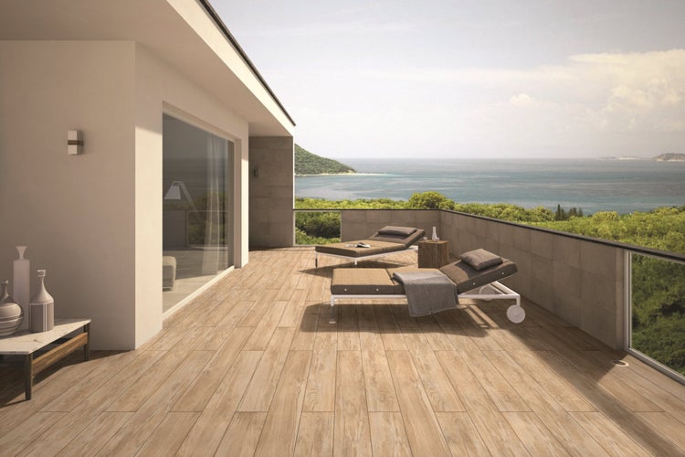 Terrasse mit Holzfliesen und Liegestühlen mit Meerblick