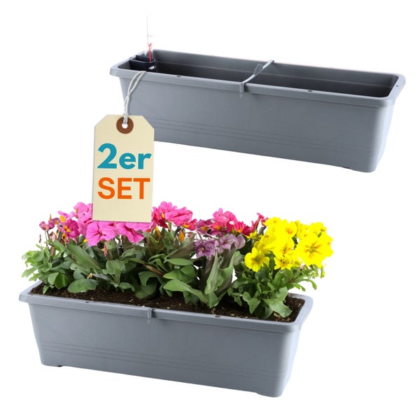 Zwei graue Blumenkästen, einer bepflanzt, mit Preisschild