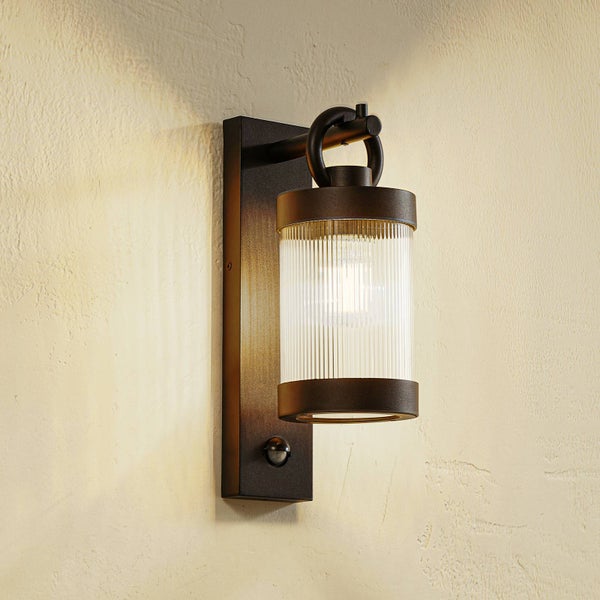 Lindby Wandleuchte außen Yrene mit Bewegungsmelder (spritzwassergeschützt (Modern) in Schwarz aus Aluminium (1 flammig, E27) - Wandlampe für Außenwand/Hauswand Haus Terrasse und Balkon