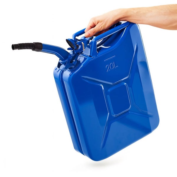 Blauer 20 Liter Kraftstoffkanister mit Ausgießer in der Hand