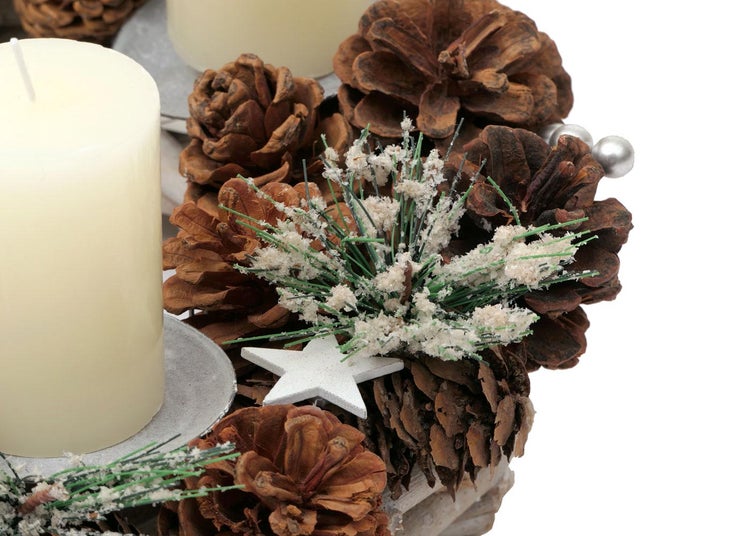 Adventskranz mit Kerzen, Tannenzapfen, Dekoration und Stern