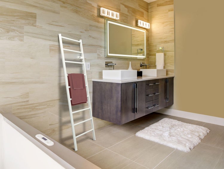 Badezimmer mit Waschtisch, Spiegel, Handtuchwärmer und Badteppich