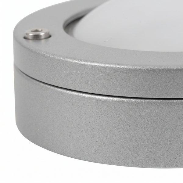 Detailansicht einer runden Außenwandleuchte aus Metall mit satiniertem Leuchtenglas und sichtbaren Schraubverbindungen.