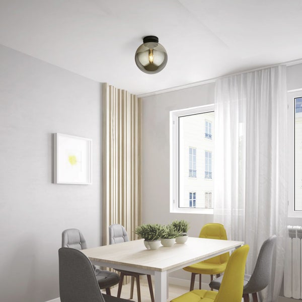 Esszimmer mit Esstisch, Stühlen und Deckenleuchte mit Glasschirm