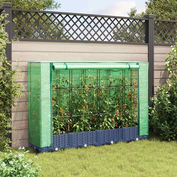 Tomatenhaus mit Netzabdeckung und Kunststoffbasis für Tomatenpflanzen im Garten vor einem Sichtschutzzaun.