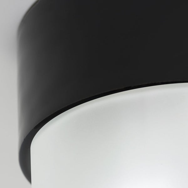 Detailansicht einer Deckenleuchte mit schwarzem Gehäuse und Lampenschirm