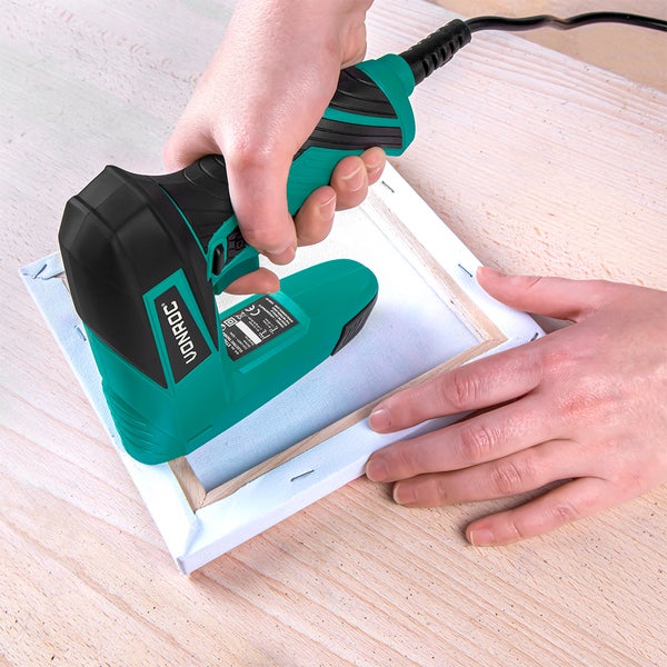 Person benutzt einen elektrischen Tacker an einem Keilrahmen