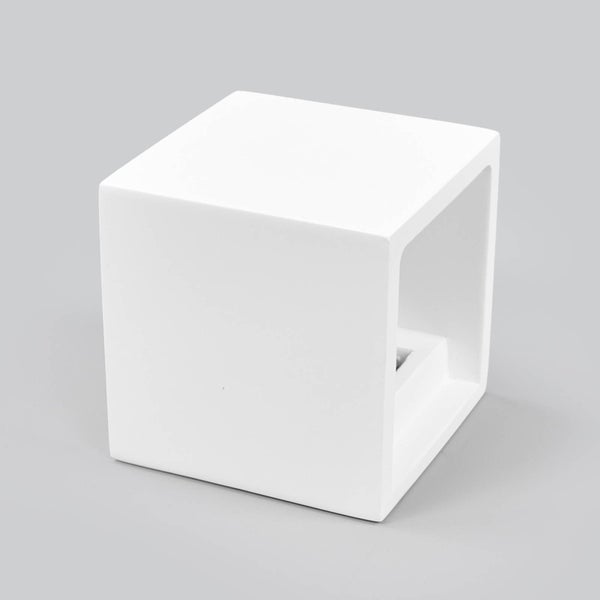 Weiße würfelförmige Wandleuchte.