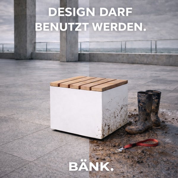 Würfelförmige Sitzbank Bänk aus weißem Beton mit Holzauflage auf einer Terrasse, teils mit Schlamm verschmutzt, daneben schlammige Gummistiefel.