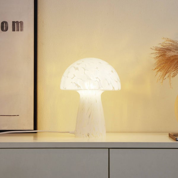Pilzförmige Tischlampe aus Glas mit Muster auf einem Tisch