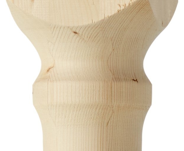 Nahaufnahme eines gedrechselten Treppenpfostens aus unbehandeltem Holz mit deutlich sichtbarer Maserung.
