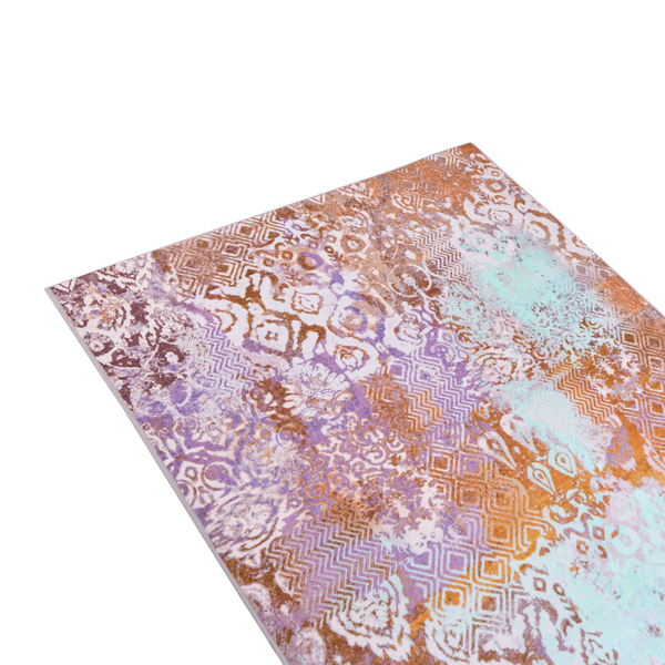 Bodenfliese aus Feinsteinzeug mit Patchwork-Muster und Ornamenten im Vintage-Stil.