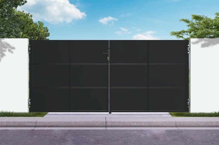 Zweiflügeliges Einfahrtstor aus Metall in blickdichtem, modernem Design mit Griffgarnitur.