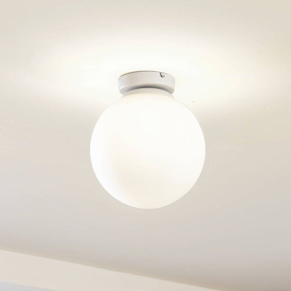 Weiße Deckenleuchte mit runder Glaskugel, mattiert, direkt an der Decke montiert.
