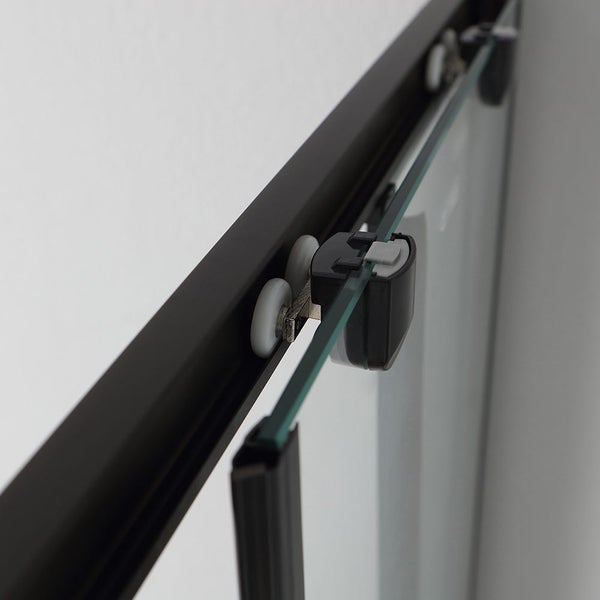 Detailansicht einer Glasschiebetür mit Schiene und Rollenmechanismus