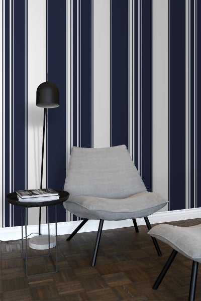 Einrichtungsidee mit gestreifter Tapete, Leselampe, Beistelltisch und Sessel