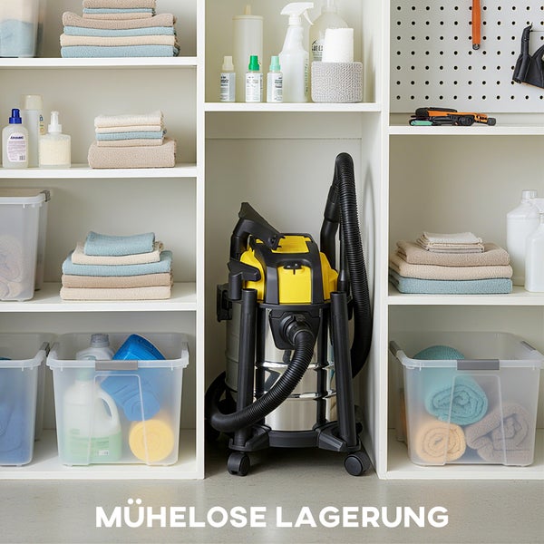 Gelber Nass-Trockensauger aus Edelstahl in einem organisierten weißen Regalsystem mit Handtüchern, Reinigungsutensilien und Boxen.