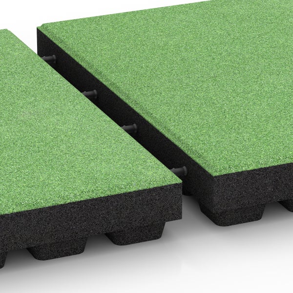 Zwei grüne Fallschutzmatten mit Kunstrasenoberfläche, die mit schwarzen Verbindungsstiften zusammengesteckt werden.