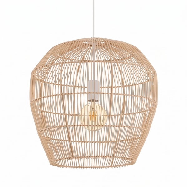 Moderne Pendelleuchte aus Rattan mit käfigartigem Schirm und Glühbirne für eine warme Beleuchtung.
