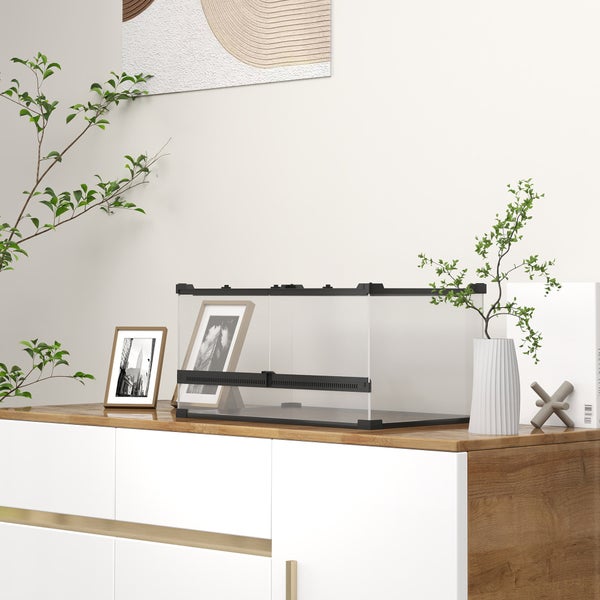 Terrarium auf einer Kommode in einem hellen Raum