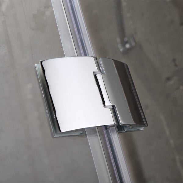 Detailansicht eines glänzenden Duschkabinenbeschlags aus Metall.