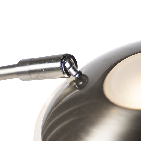 Detailaufnahme einer silberfarbenen Leuchte mit Gelenkarm.