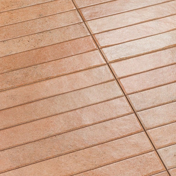 Wand- oder Bodenfliesen in Ziegeloptik mit strukturierter Oberfläche und länglichem Format