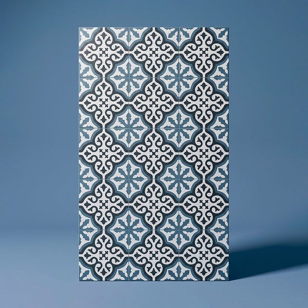 Dekorative Wandfliesen mit ornamentalen Mustern im orientalischen Stil als Verbund verlegt