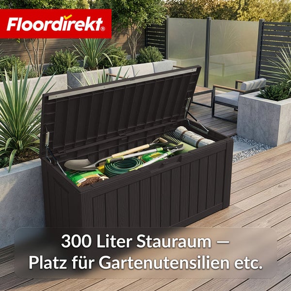 Geöffnete Gartenbox mit Gartengeräten im Garten mit 300 Liter Stauraum