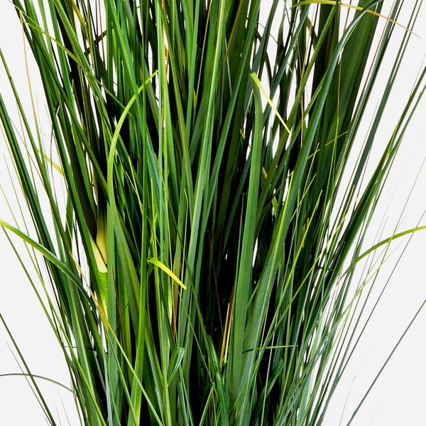 Künstliche Nelkenknospe in Lila mit grünem Stiel und Blättern.