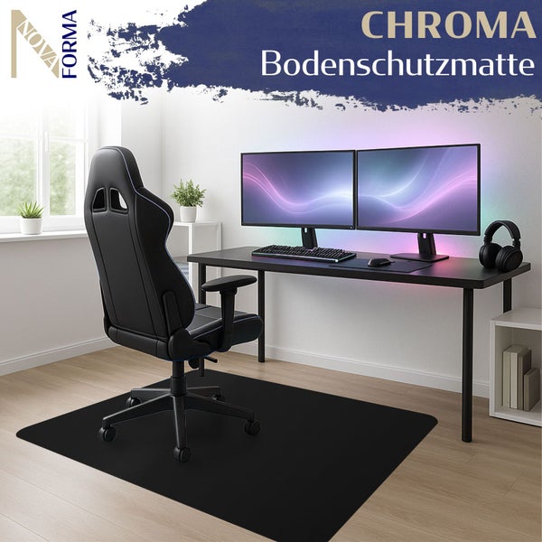 Szene mit Schreibtisch, zwei Monitoren, Kopfhörern, Bürostuhl und Nova Forma Bodenschutzmatte