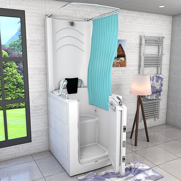 Weiße Sitzbadewanne mit Tür, integriertem Sitz und Duschvorhang in einem hellen, modernen Badezimmer mit Fenster.