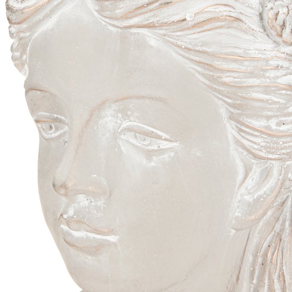 Gesicht einer Frauenskulptur aus Stein als Gartendekoration