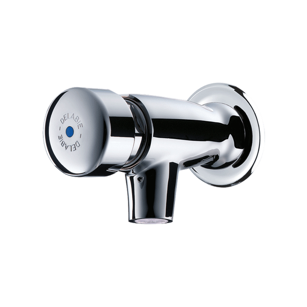 Selbstschluss-Wandarmatur von Delabie aus verchromtem Metall mit Druckknopf für Kaltwasser.